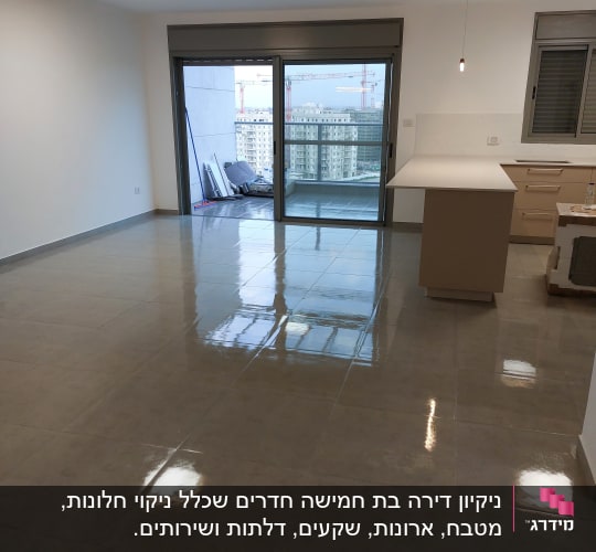 רצפה מבריקה ונקייה עם חלון גדול ברקע